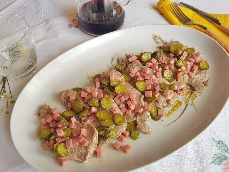 Bistecca di Maiale con Cetriolini e Prosciutto - Ricetta