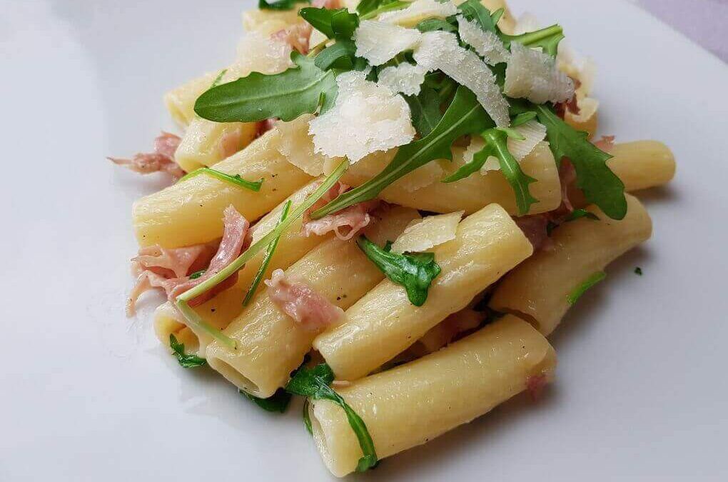 TORTIGLIONI CON RUCOLA E SPEK
