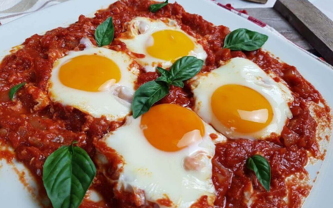 UOVA AL SUGO DI POMODORO